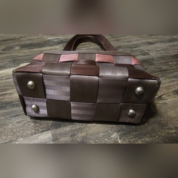 HARVEYS Limited Edition Seatbelt Bag - Picture 3 of 15